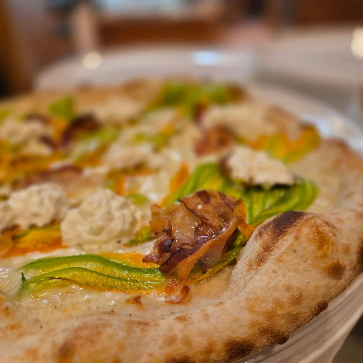 Pizza bianca con fiori di zucca e stracciatella