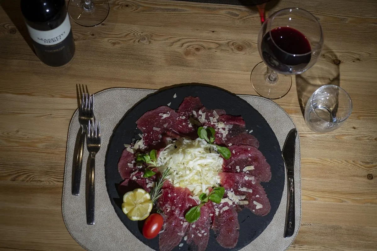 Carne salada con scaglie di grana servita al Cantuccio