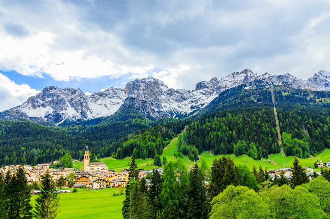 Paese di montagna fra prati e boschi