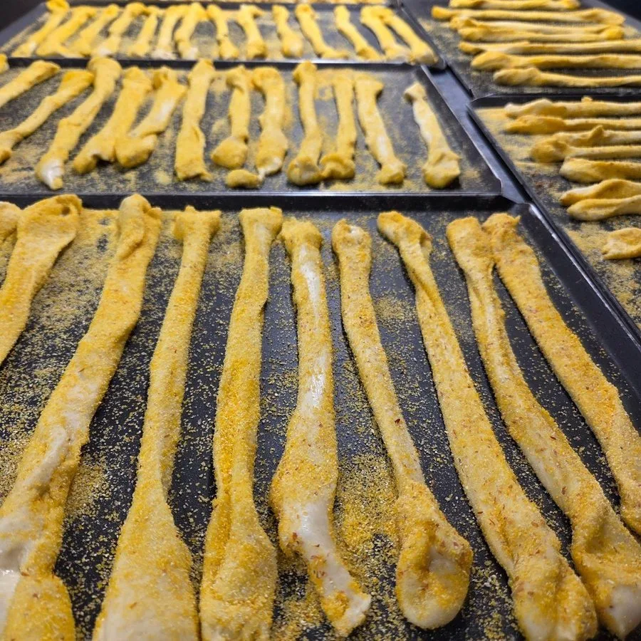 Impasto lavorato a mano, spolverato di semola